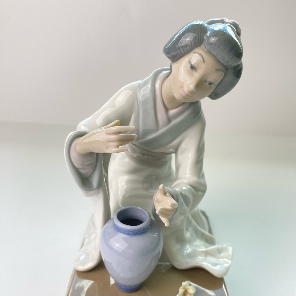 VINTAGE LLADRO JAPANESE GIRL DECORATING Flower Arranger - Picture 3 of 9